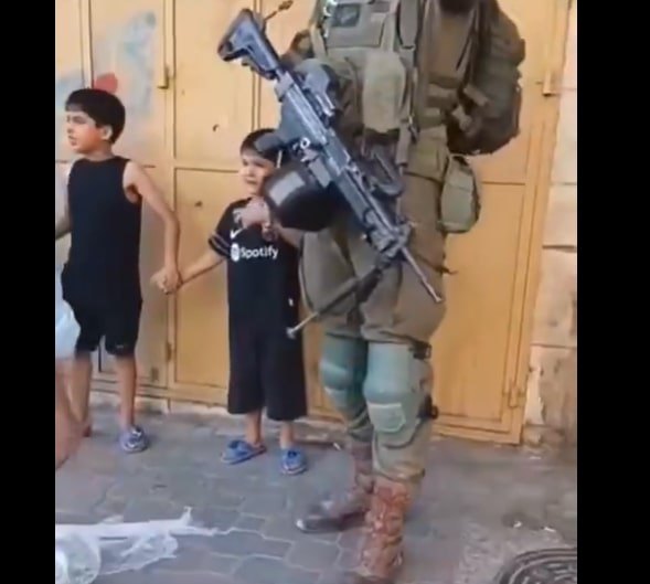 Copii palestinieni reținuți de soldații israelieni în Hebron