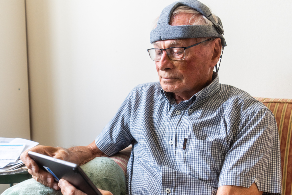 Căștile EEG și imaginile pe ecran – noua metodă de detectare precoce a Alzheimerului
