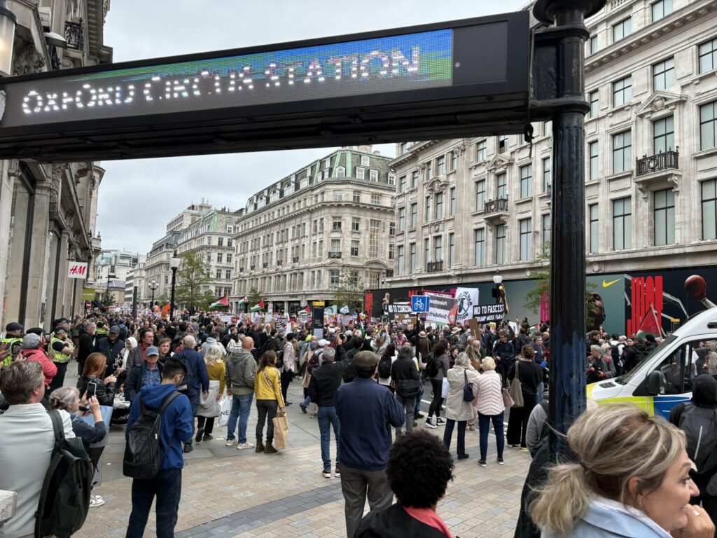 Revolta britanicilor. Mii de oameni protestează la Londra împotriva banchetului lui Trump