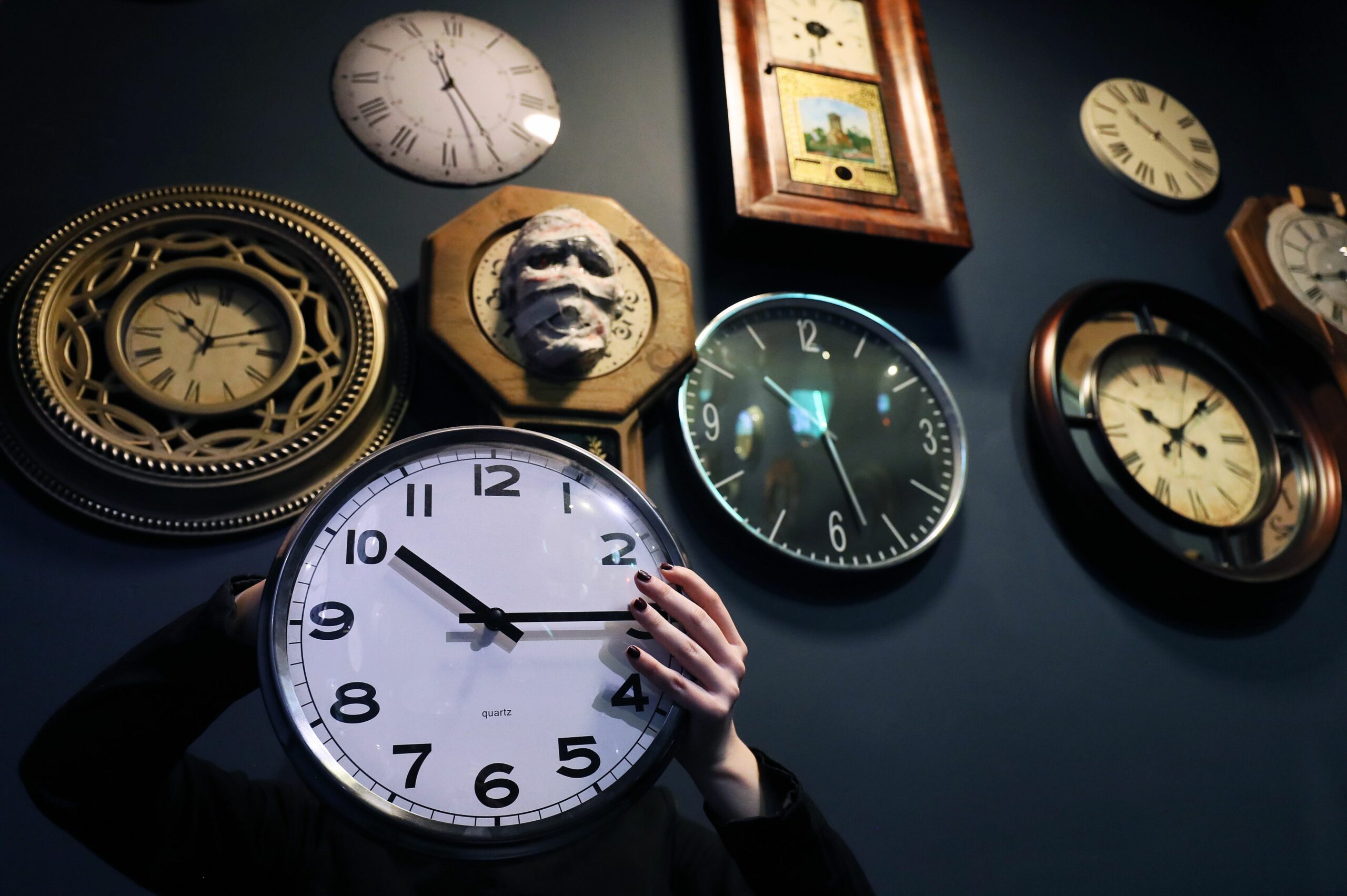 mai multă lumină seara, dar și mai puțin somn. Cum ne afectează sănătatea