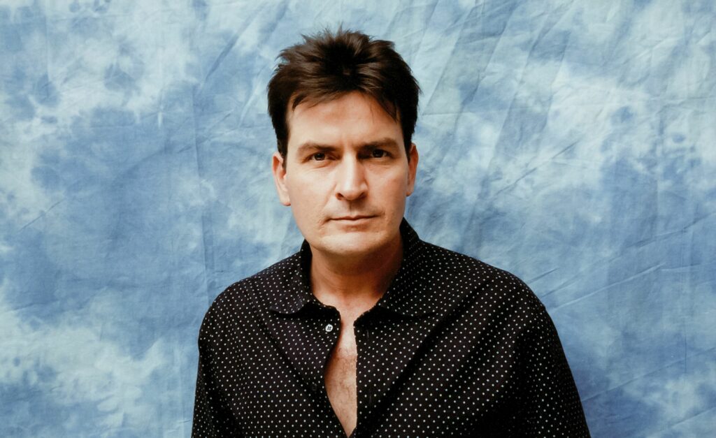 Charlie Sheen, câștigător al Globului de Aur, recunoaște că a fost dependent de sex și șantajat de parteneri