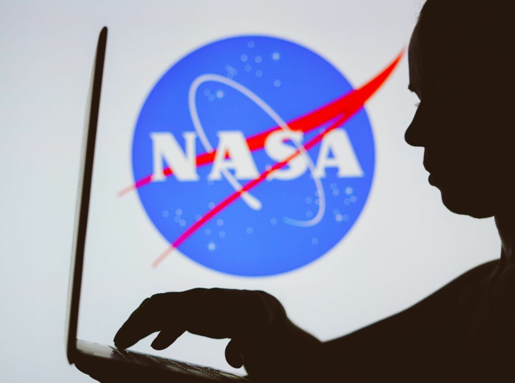 NASA interzice cetățenilor chinezi să lucreze în programele sale spațiale. Administrator interimar NASA: „Vor să se întoarcă pe Lună înaintea noastră”