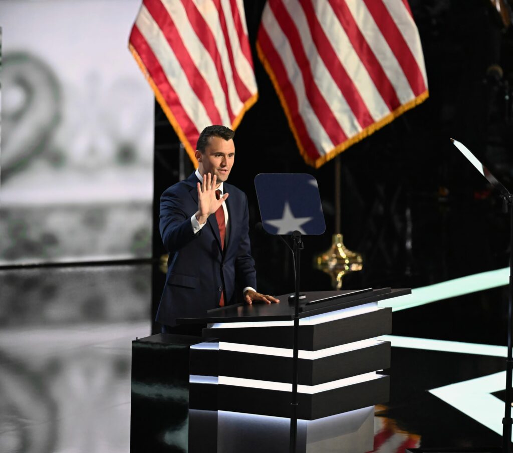 Activistul politic și aliatul lui Trump, Charlie Kirk, a murit. Acesta a fost împușcat la un eveniment din Utah