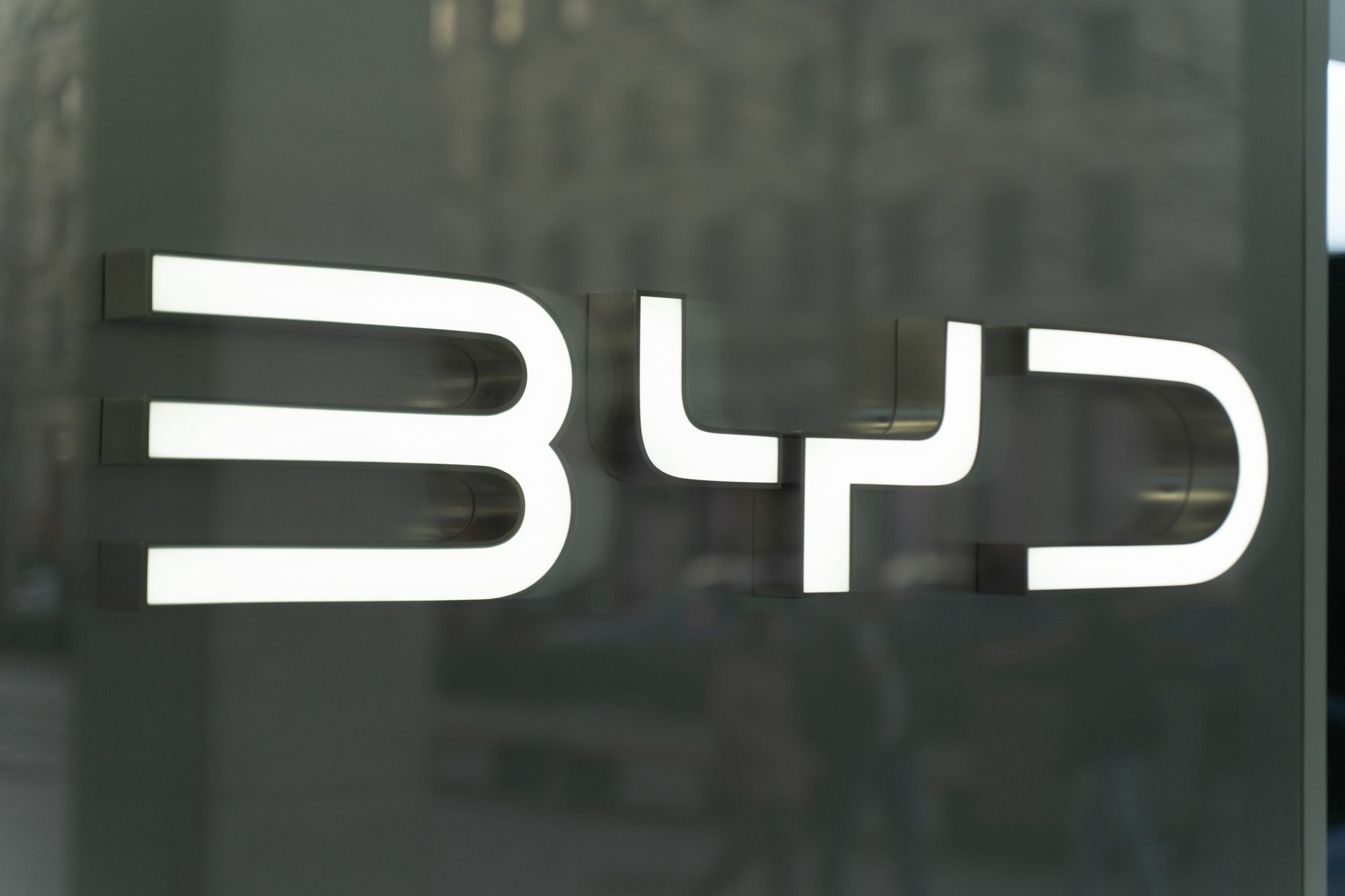 Poza pentru articolul Compania chineză BYD se pregătește să depășească Tesla la vânzările de vehicule electrice