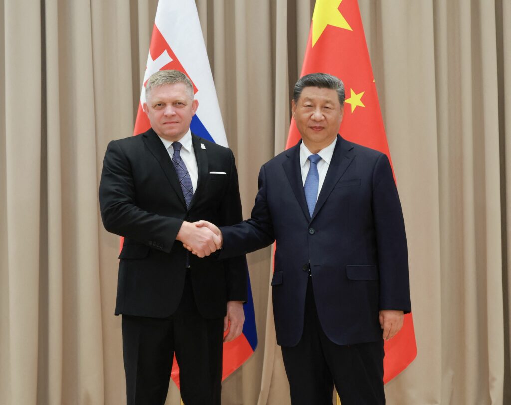 Xi Jinping îl îndeamnă pe premierul Slovaciei să promoveze relațiile China-UE