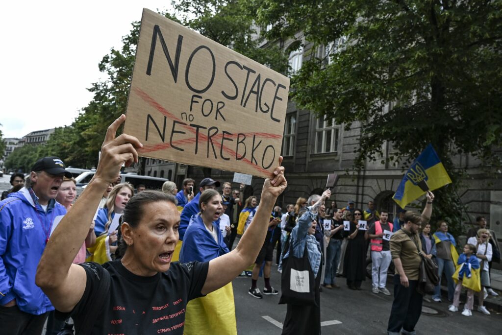 Manifestație la Royal Opera House, în timpul recitalului sopranei ruse Anna Netrebko