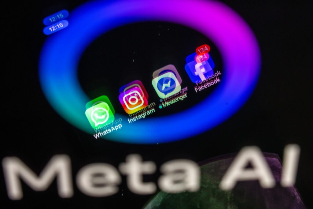 Cum poți restaura fotografii foarte vechi folosind, gratuit, o aplicație de inteligență artificială