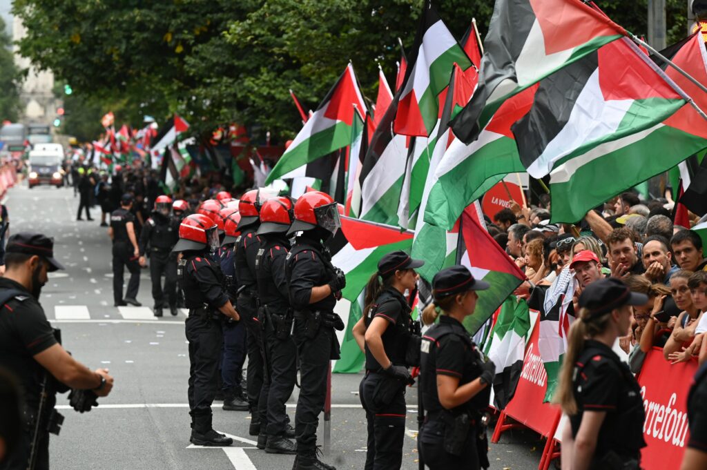 Organizatorii Turului Spaniei sugerează retragerea echipei Israel-Premier Tech pentru a evita protestele