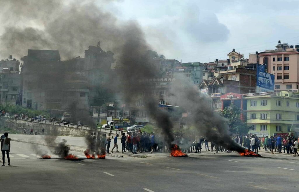 Armata nepaleză intervine pentru restabilirea controlului în urma protestelor