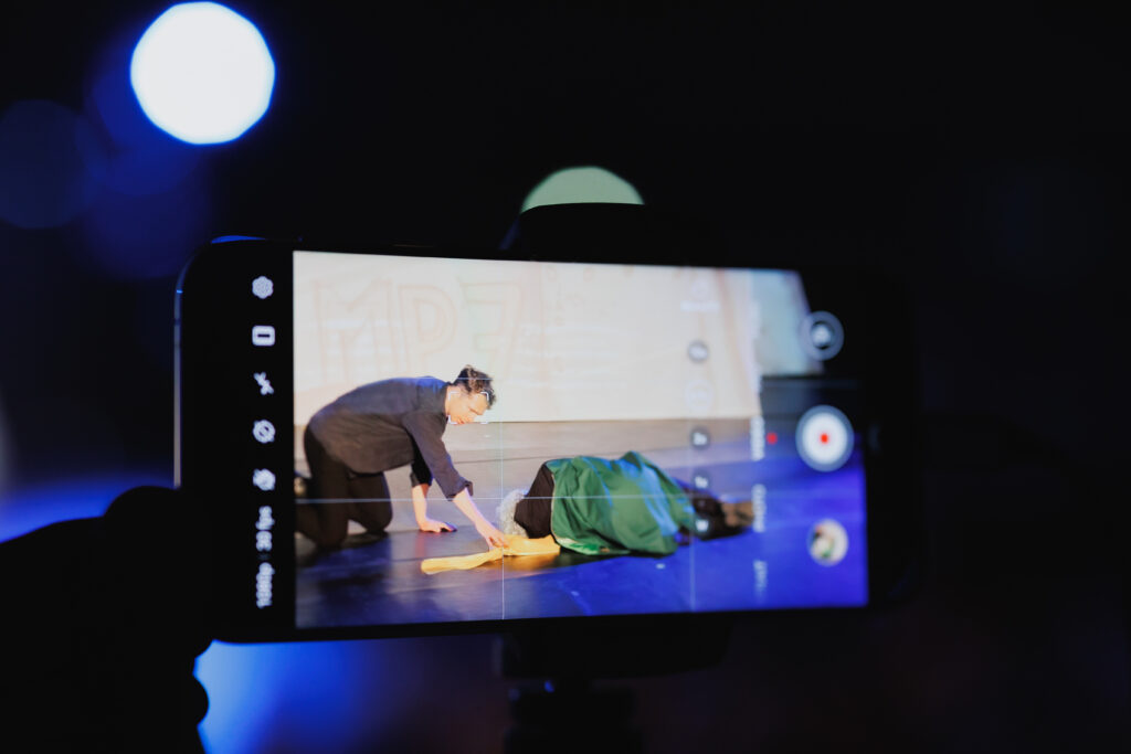 COMUNICAT. De pe scenă până în Piața Universității: spectacolele verii prin lentila HUAWEI Pura 80 Ultra