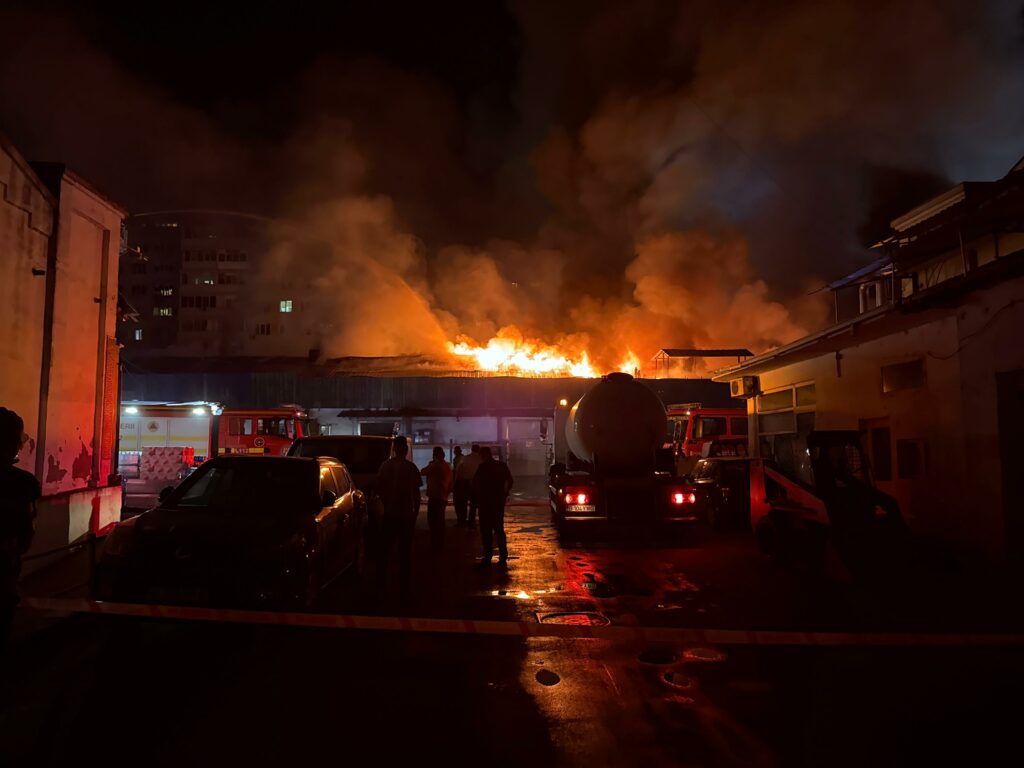 Incendiul din Sectorul 2. 14 autospeciale ale pompierilor se află în continuare la fața locului