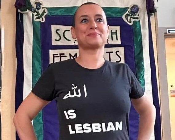 Libertatea ca insultă. Activistă feministă, trimisă la închisoare pentru că a purtat un tricou pe care scria „Allah este lesbiană”