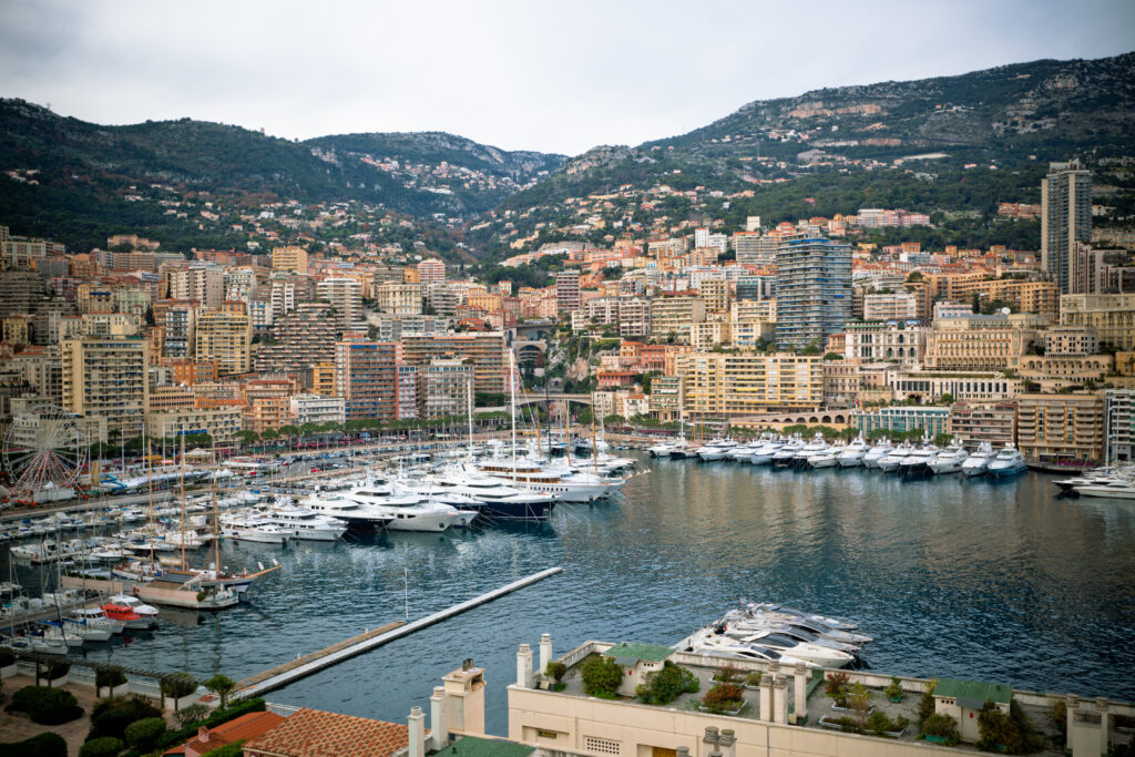 Exclusivitatea privind vânzarea în România a unui proiect din Monaco de peste 140 de milioane de euro, disputată între doi actori de pe piața imobiliară locală