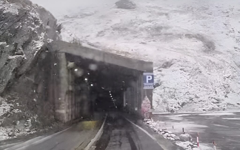 A nins pe Transfăgărășan: Drumarii intervin cu utilaje și materiale antiderapante