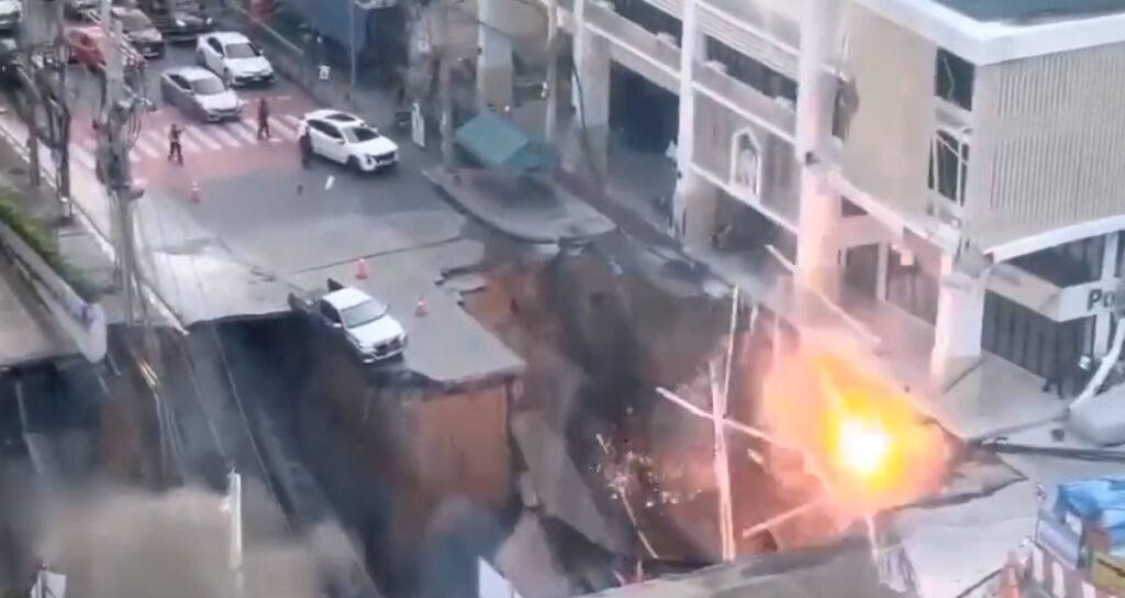 O porțiunea unei străzi s-a prabușit și groapă uriașă a apărut în mijlocul orașului Bangkok