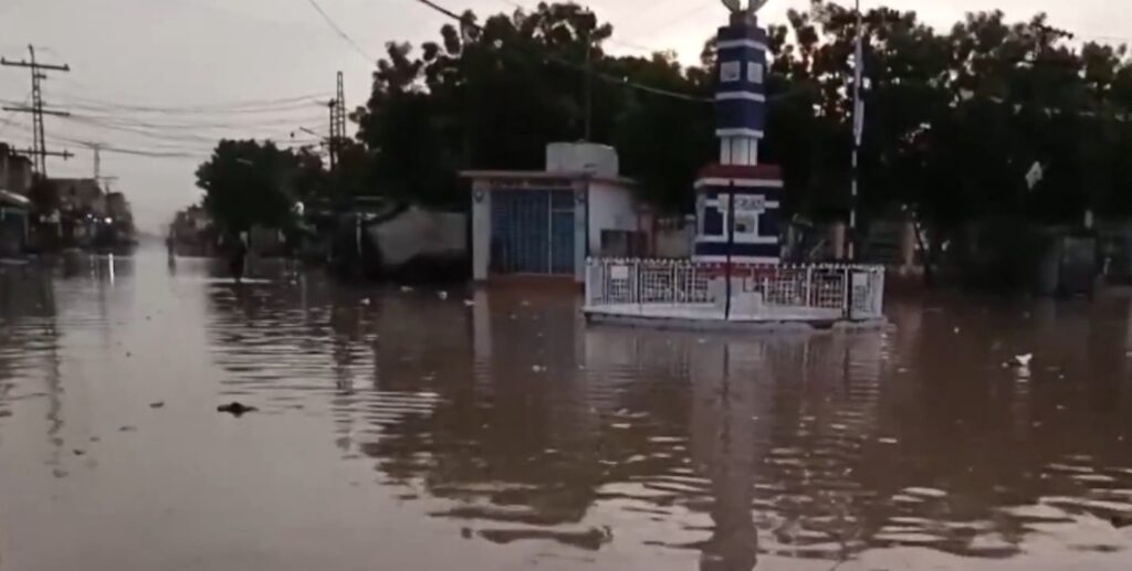 Inundaţii în centrul Pakistanului. Peste 120.000 de persoane, evacuate în timpul nopţii