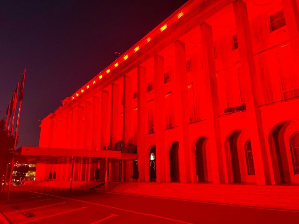 Palatul Victoria, iluminat în roșu, culoarea simbol a celor afectați de boala Duchenne