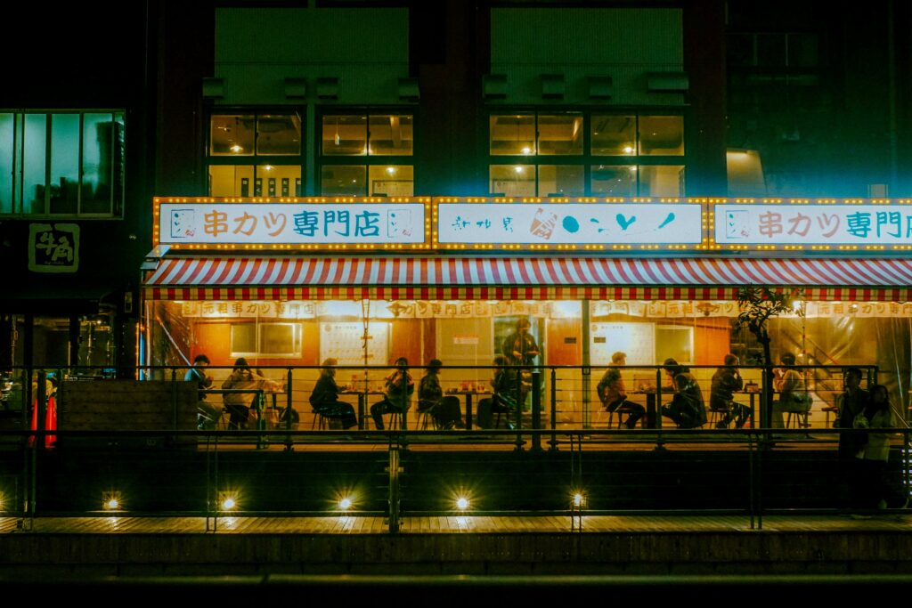 Un obicei al turiștilor creează confuzie în Japonia. Noua cultură care îi ofensează pe localnici și obligă restaurantele să găsească soluții