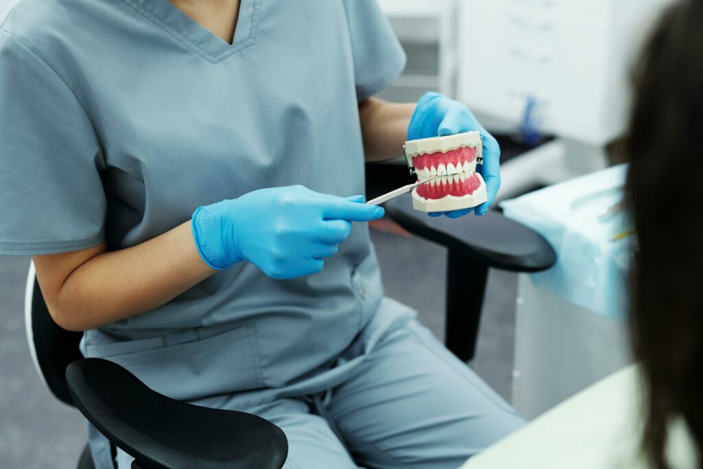Starea igienei orale în România: jumătate dintre români merg la dentist doar când apar dureri