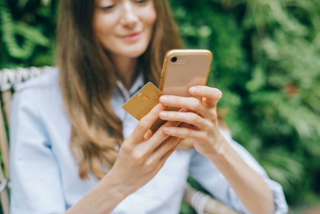 Peste jumătate dintre români folosesc Internet Banking sau Mobile Banking