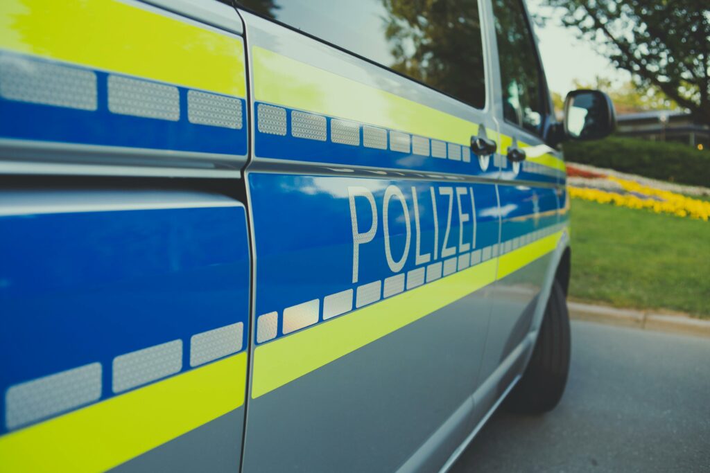 Poliţia din Berlin investighează un ofiţer care a lovit o activistă irlandeză la un protest