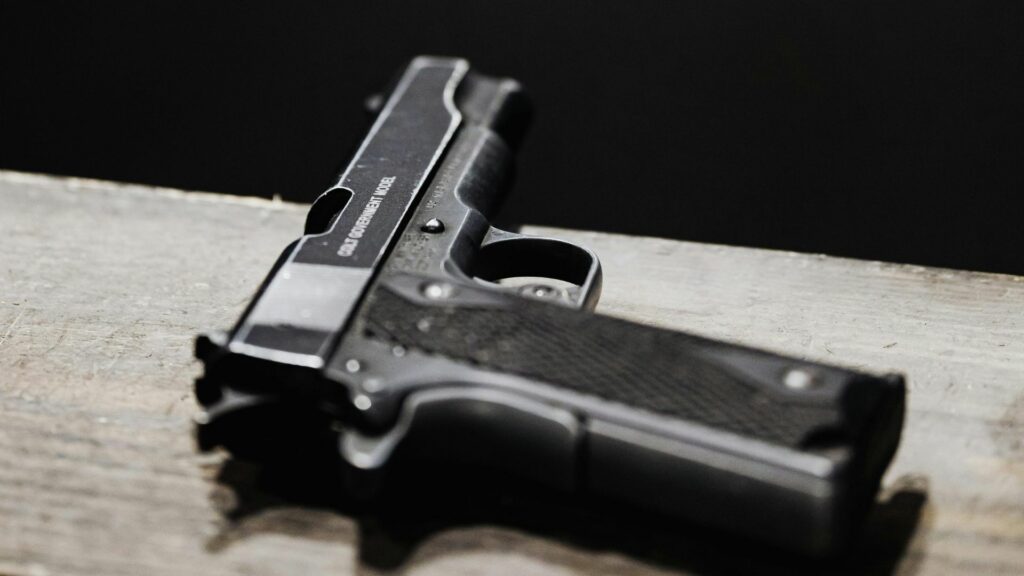 Un bărbat din Roman s-a împuşcat în cap în timpul unei transmisiuni pe o platformă de socializare