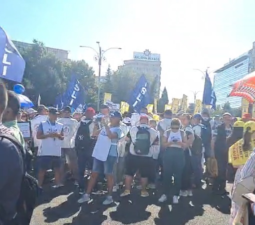 Profesorii au ieșit în stradă: Protestul sindicaliștilor din Educație a început în Piața Victoriei