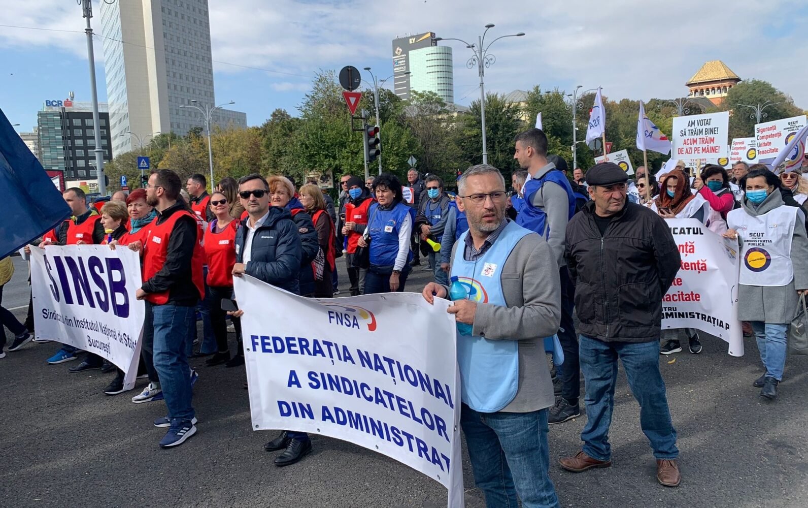 Protest al sindicaliştilor din administraţia publică în București. Ei amenință cu greva generală. Cum reacționează Ilie Bolojan