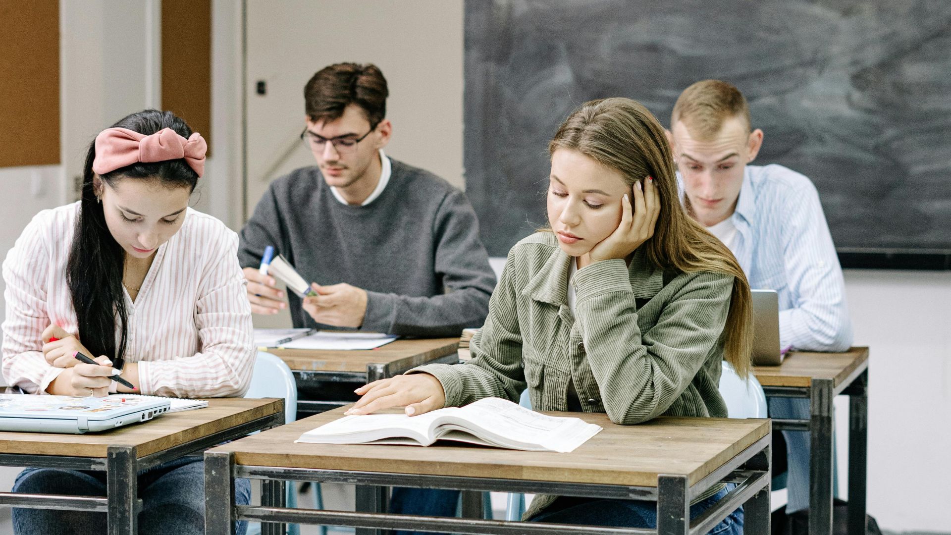 Școlile vor decide cum vor fi recuperate orele în județele aflate sub Cod roșu