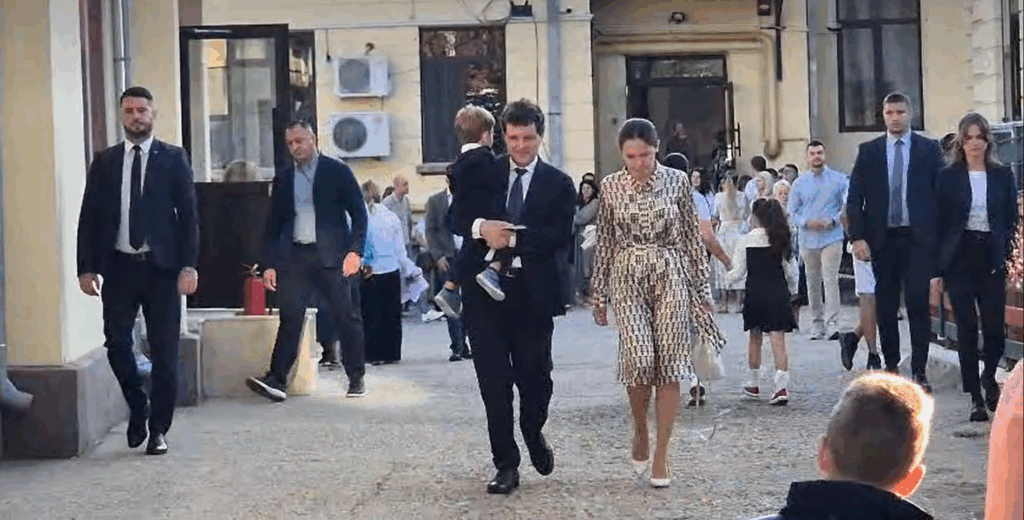 Nicușor Dan și-a dus copilul la școală, în prima zi. Se va întâlni cu profesorii la Cotroceni / De ce n-a participat la festivitatea de început de an