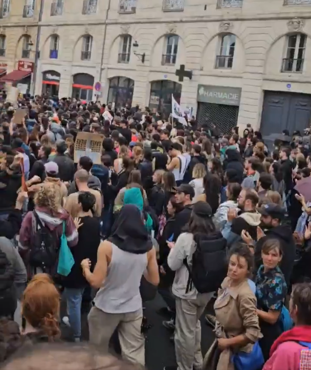 Bordeaux fierbe: protestatarii îngroapă capitalismul şi pregătesc greva feroviară naţională