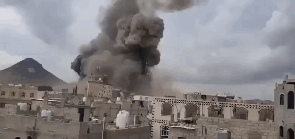 Israelul bombardează capitala Yemenului. Au fost vizate taberele militare ocupate de Houthi