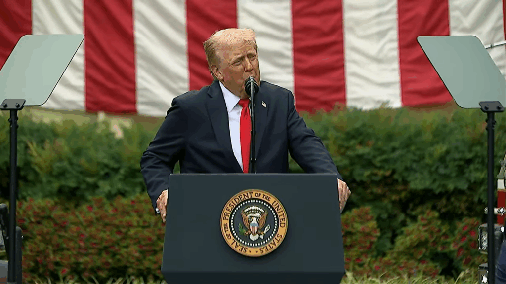 Donald Trump participă la ceremonia care marchează împlinirea a 24 de ani de la atacurile din 11 septembrie. Locaţia ceremoniei a fost mutată în curtea interioară a Pentagonului / Autoritățile nu au explicat motivul