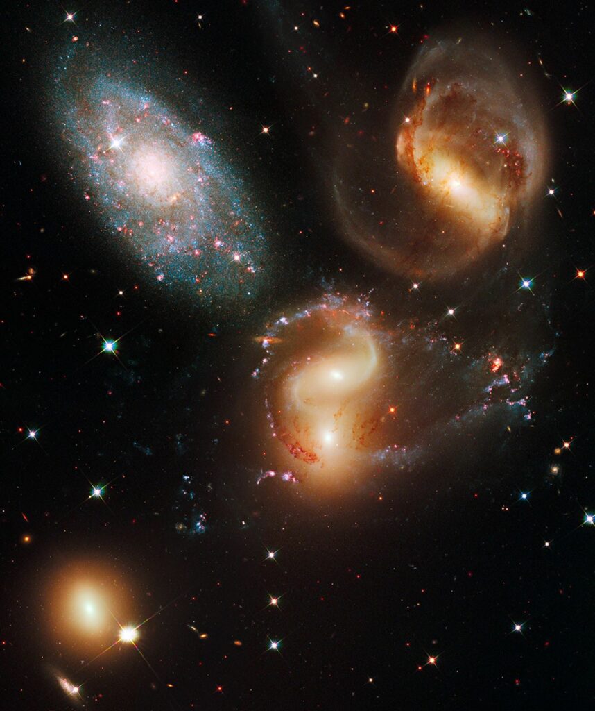Telescopul James Webb descoperă o coliziune „extrem de rară” între cinci galaxii în universul timpuriu