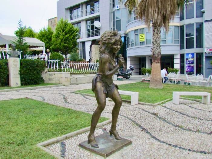 Statuie de 3 metri dedicată regretatei artiste Tina Turner, dezvelită în orașul natal din Tennessee
