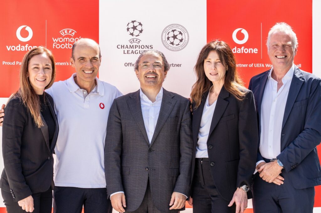 COMUNICAT.  Vodafone a încheiat un parteneriat cu UEFA și UC3 pentru a susține viitorul fotbalului masculin și feminin