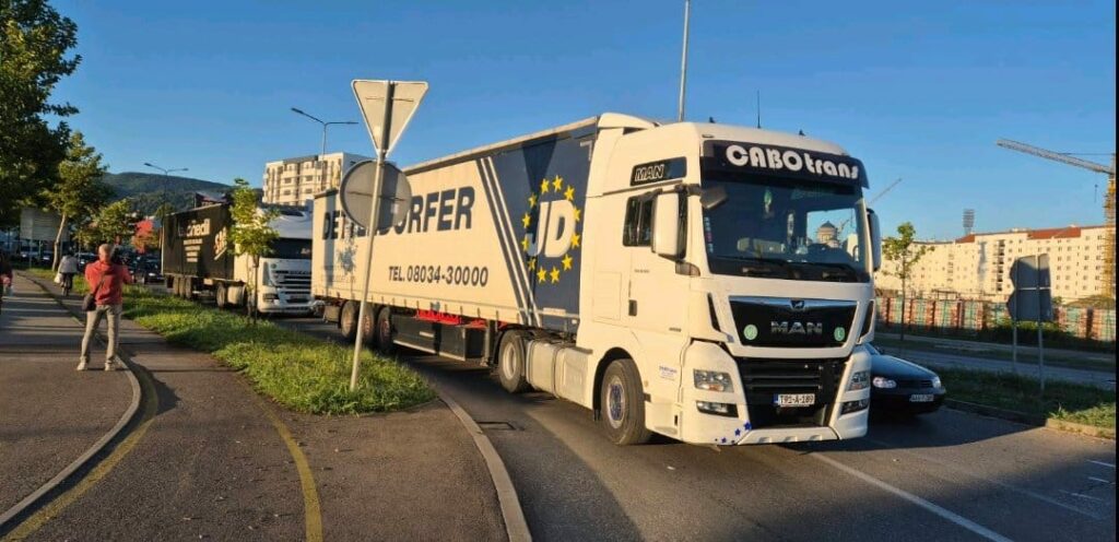 Șoferii de camioane din Bosnia protestează blocând transportul de mărfuri