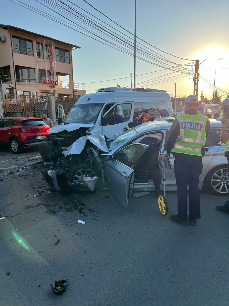 Accident grav între o mașină și un microbuz la ieșirea din Mangalia: Planul roșu a fost activat