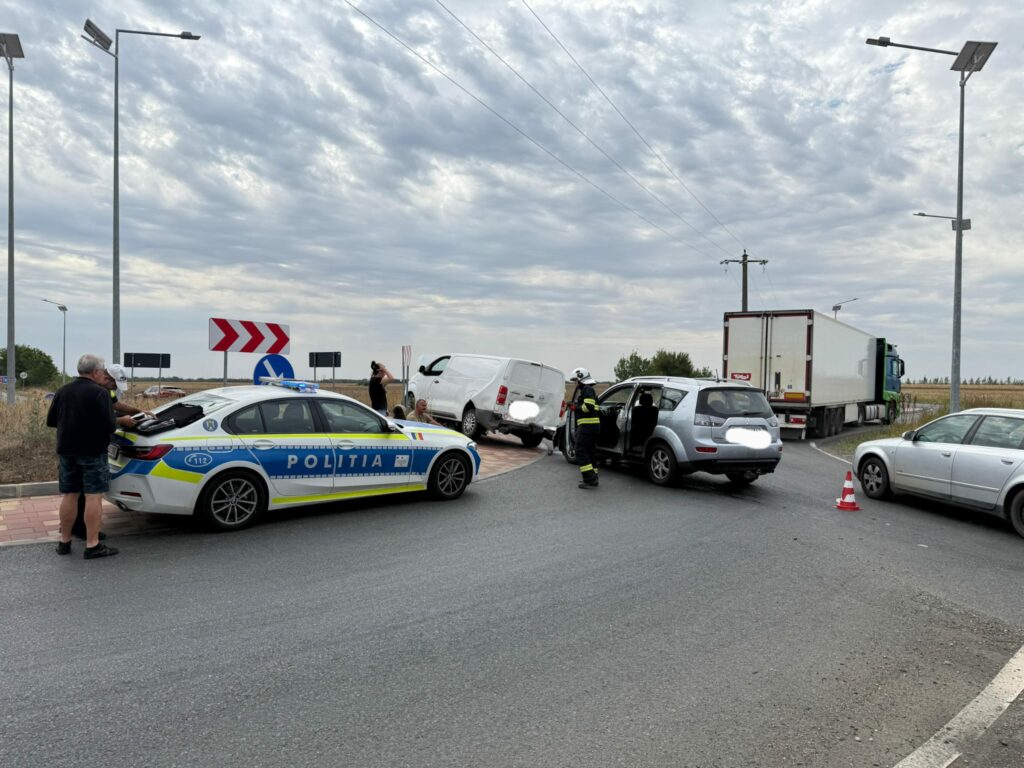 Opt persoane, între care un copil, implicate într-un accident cu patru maşini în Timiş