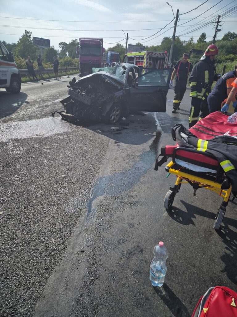 Două maşini şi un camion implicate într-un accident în Maramureş. Două persoane au murit