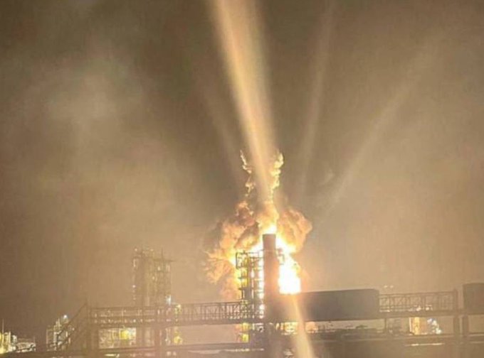 Incendiu la o rafinărie din Leningrad în urma unui atac cu drone