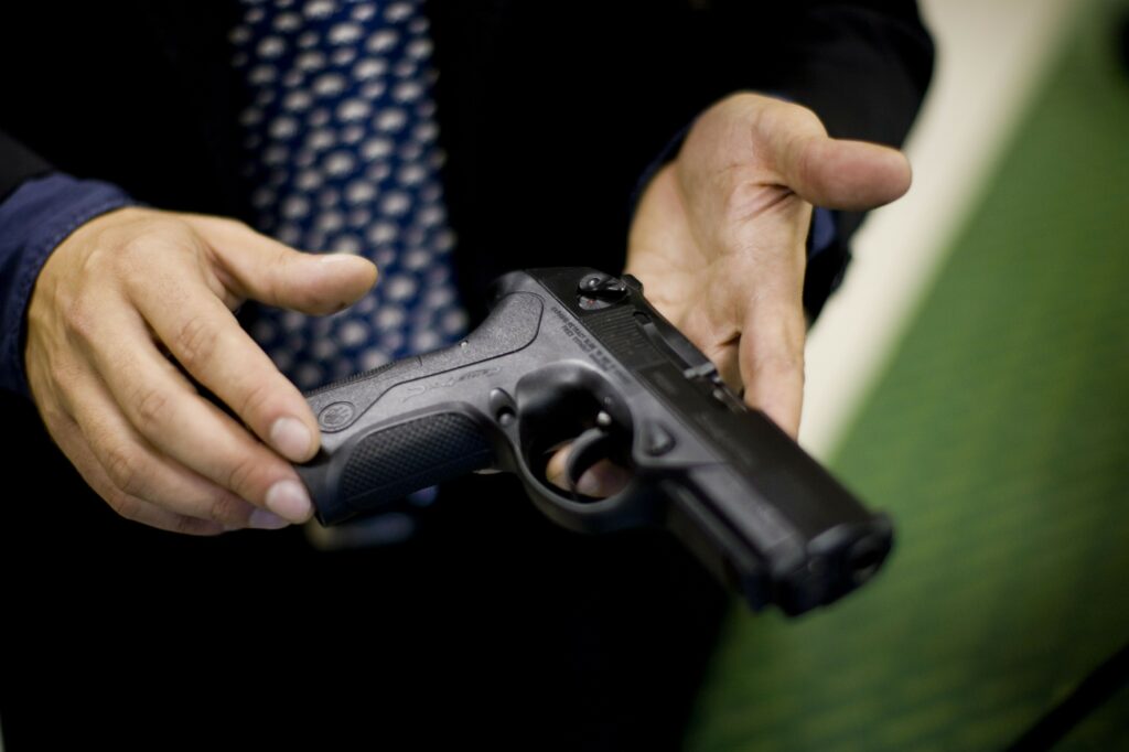 Polițiștii din Neamț, așteptați cu toporul la ușă de petrecăreți. Unul dintre agenți a tras cu pistolul din dotare