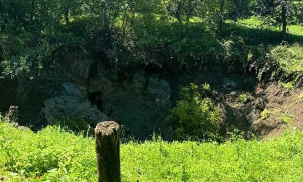 Au început lucrările de stabilizare a terenului prăbușit în zona fostei mine de sare din Coștiui, Maramureș