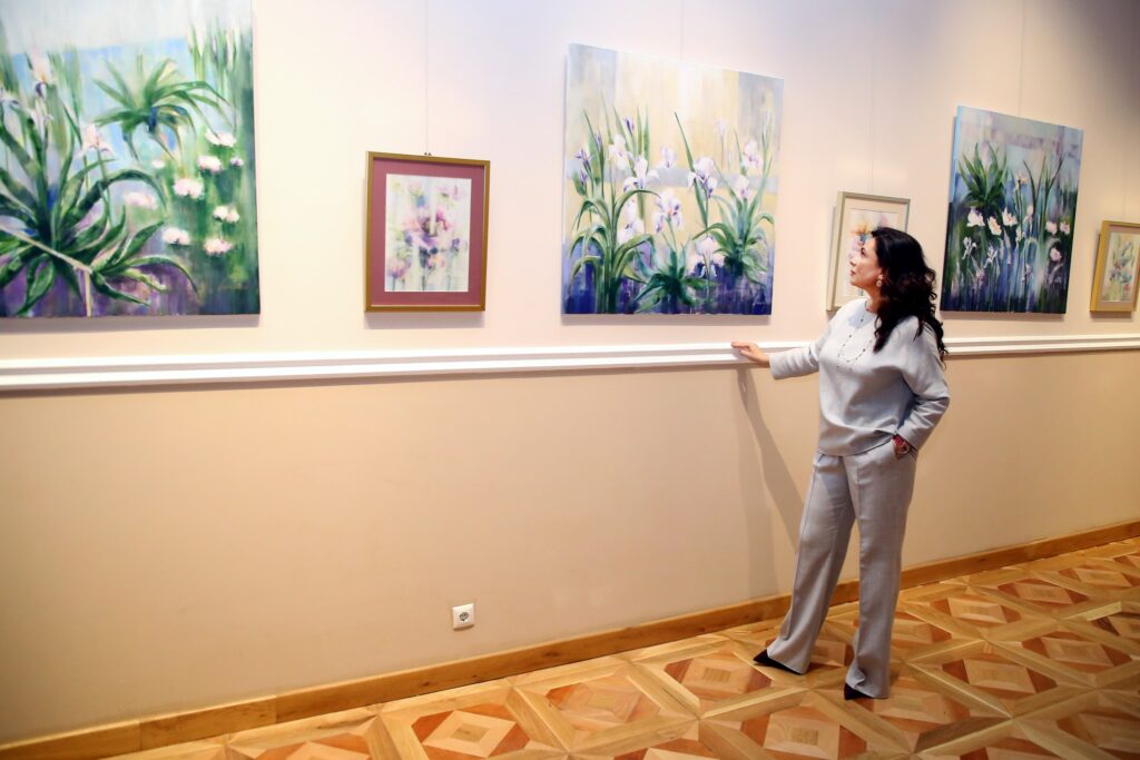 Vernisaj la Oradea: Loredana Popescu-Tăriceanu expune seria „Lumini de flori”