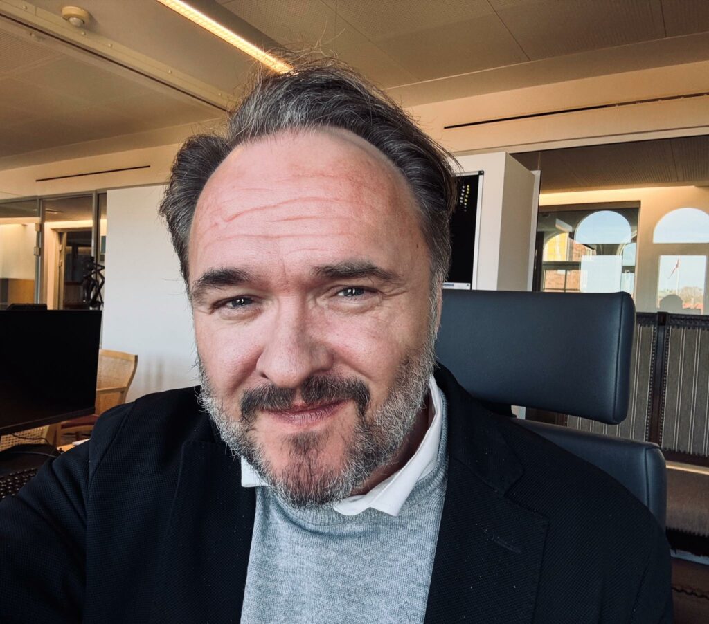 Comisarul european pentru energie şi locuinţe Dan Jørgensen vine luni în România