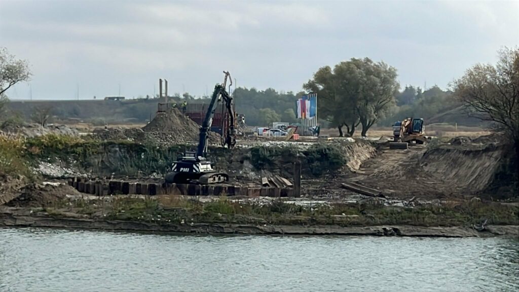 Lucrările sunt în grafic la primul pod la nivel de autostradă între România și Republica Moldova