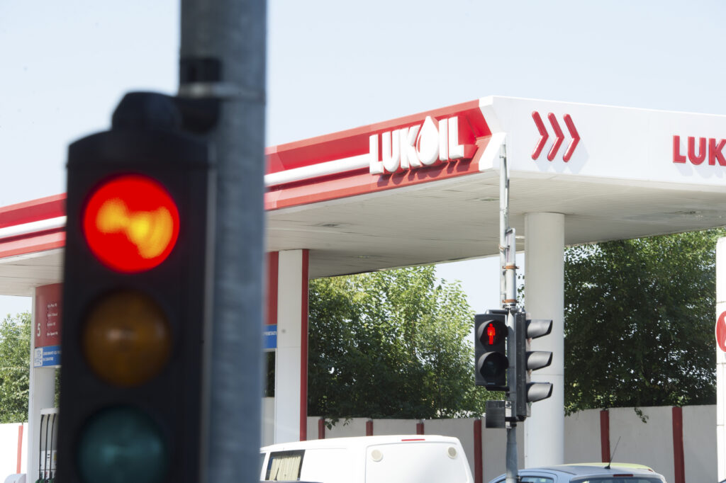 Compania rusă Lukoil, cu o prezență puternică și în România, își vinde activele internaționale după sancțiunile impuse de SUA. Veniturile gigantului petrolier ar putea scădea cu 30%