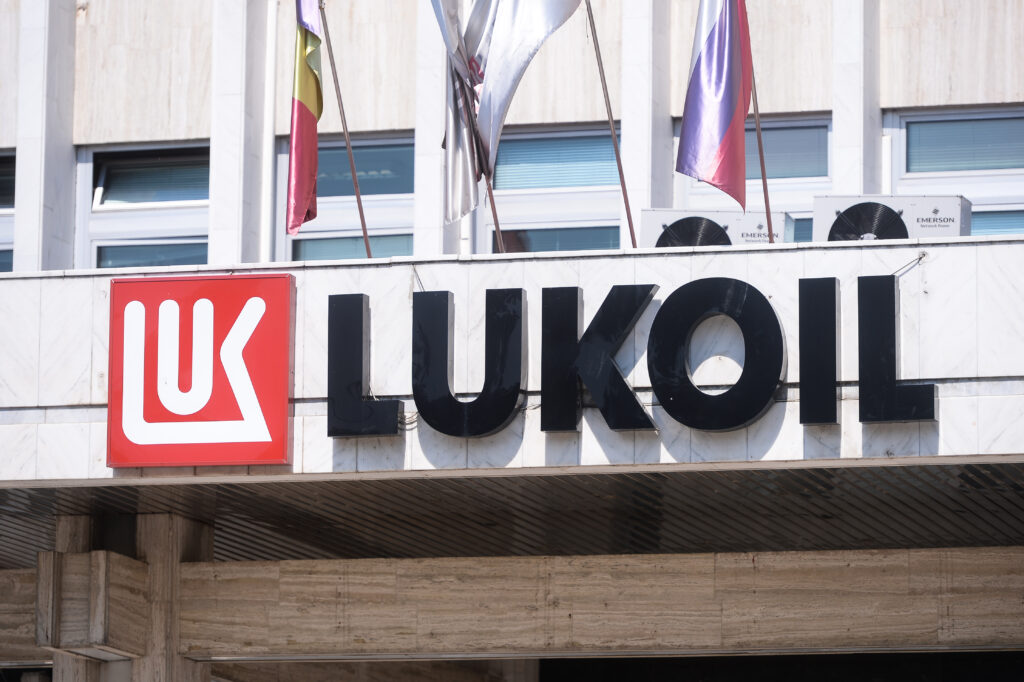 Sancțiunile SUA pot forța ieșirea Lukoil din România. Carburanții s-ar putea scumpi