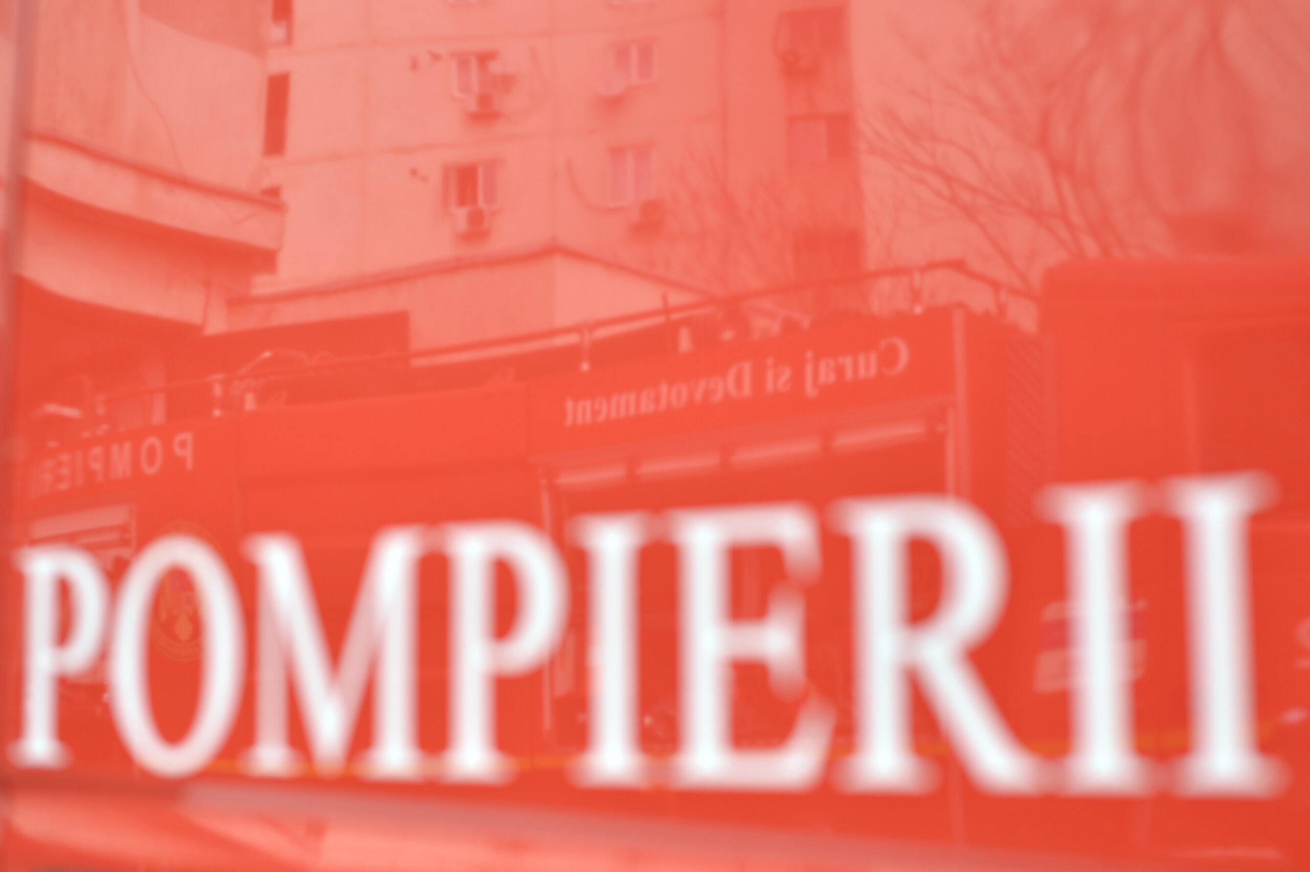 Cinci pompieri răniți după răsturnarea autospecialei ISU pe DEx12, în Argeș