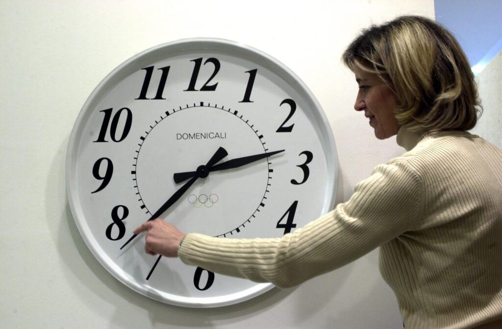 Luna aceasta se schimbă ora. Află când dormim cu o oră în plus